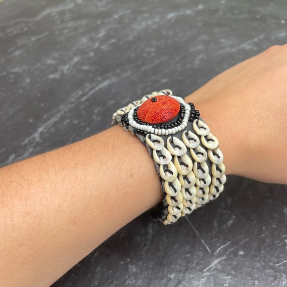 Handmade beaded / shell bracelets - Picture 2 of 6